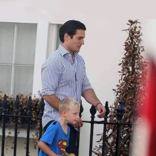 Henry with mom and brothers. A good looking family!  Superman henry cavill,  Henry cavill brothers, Henry cavill